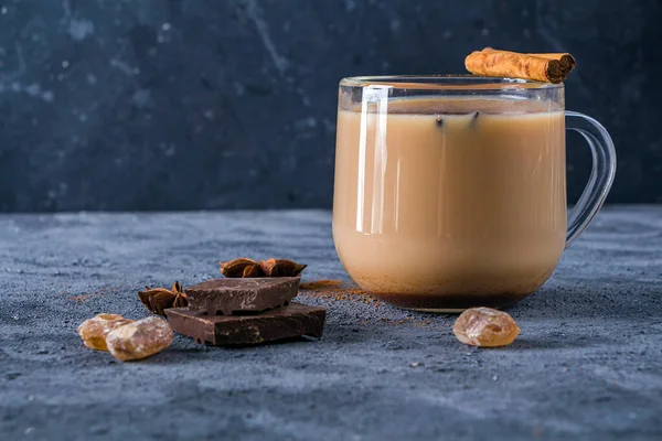 Glasschale Mit Traditionellem Indischen Masala Tee Auf Dunklem Hintergrund Winter — Stockfoto