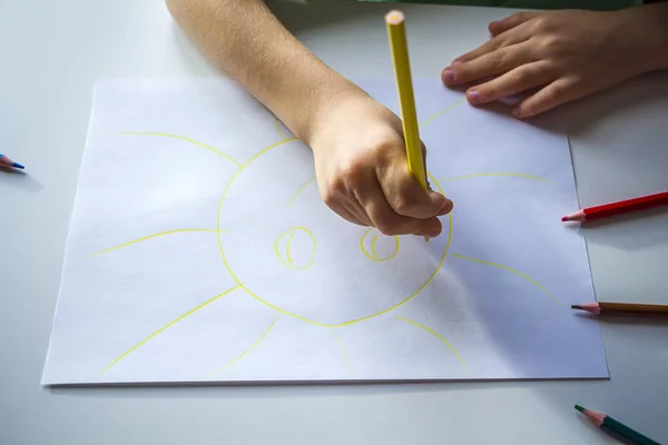 Хлопчик Малює Сонце Олівцями Дитяча Креативність Мистецтво Дошкільнята Навчають Малювання — стокове фото