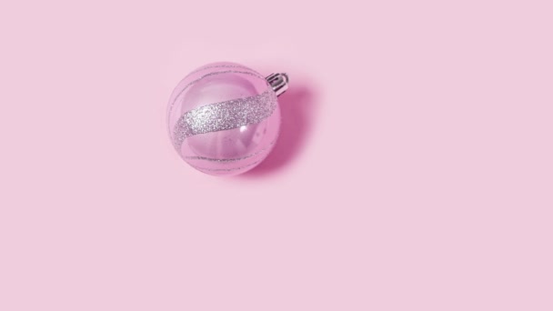 クリスマスの装飾の動きのアニメーションを停止します 光沢のあるボールと泡がピンクのパステルの背景に表示されます — ストック動画