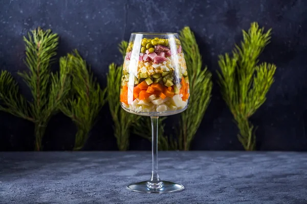 Salade Traditionnelle Nouvel Russe Hiver Olivie Nourriture Noël Servie Verre — Photo