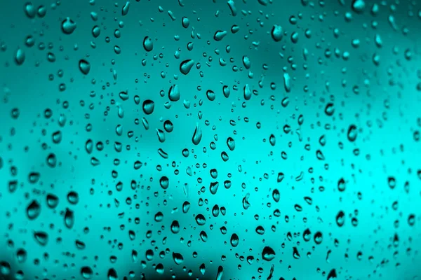 Pencereye Işık Saçan Yağmur Damlaları 2021 Gel Git Yeşili Renginde — Stok fotoğraf