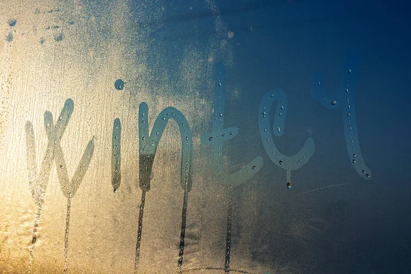 Kış Konsepti Kelime Yazıtları Kış Terli Soğuk Cam Pencereye Yazılmıştır — Stok fotoğraf