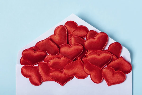 Valentinsdag Oppsett Røde Hjerter Strømmer Konvolutten Blå Bakgrunn Mal Blankt – stockfoto