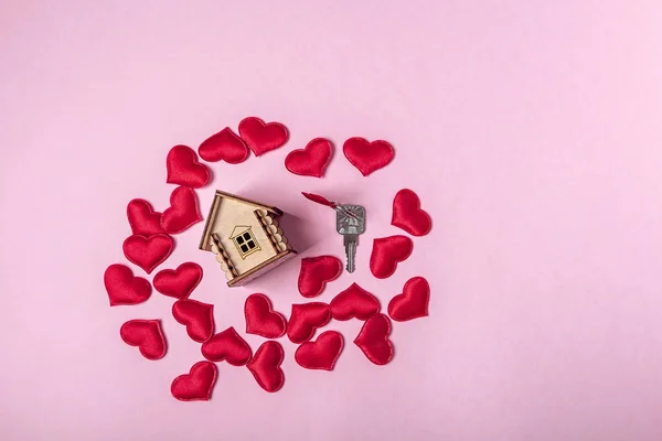 Casa Brinquedo Madeira Corações Vermelhos Chave Fundo Rosa Doce Lar — Fotografia de Stock