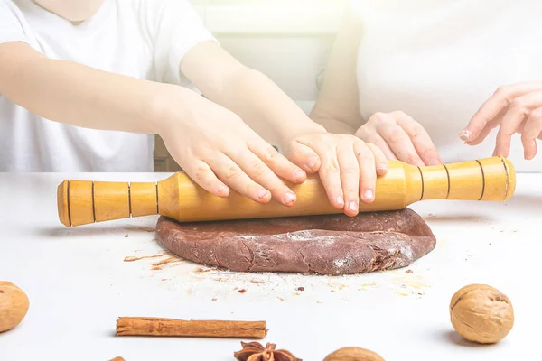 Mãe Filho Miúdo Rolar Massa Chocolate Com Rolo Pino Para — Fotografia de Stock