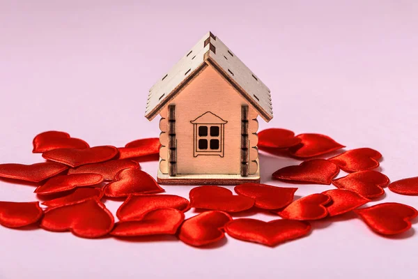 Ξύλινο Σπίτι Παιχνιδιών Και Κόκκινες Καρδιές Ροζ Φόντο Γλυκό Σπίτι — Φωτογραφία Αρχείου