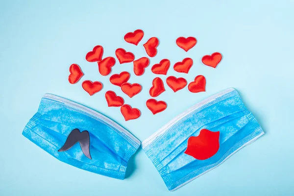 Sevgililer Günü Kompozisyonu Mavi Arka Planda Bıyıklı Kağıt Dudaklı Iki — Stok fotoğraf