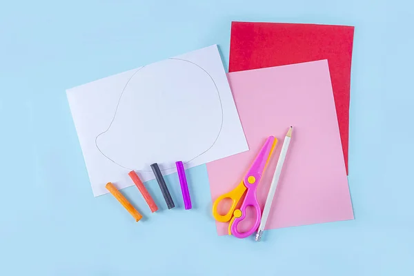 Diy和孩子的创造力 一步一步说明 如何制作情人节卡片 有心脏的刺猬 第一步准备工具 彩色纸 情人节的手工艺品 — 图库照片