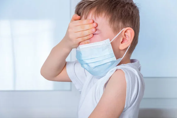 Vaccination Och Immunisering Populationskoncept Grabben Lyfter Ärmen Shirt Armen Som — Stockfoto