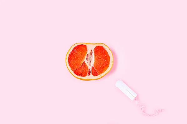Fresh Red Cut Grapefruit Tampon Pink Background Female Health Menstruation — Foto de Stock