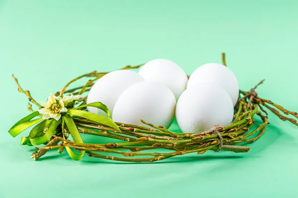 Ninho Artesanal Caseiro Galhos Fitas Coloridas Com Ovos Brancos Fundo — Fotografia de Stock