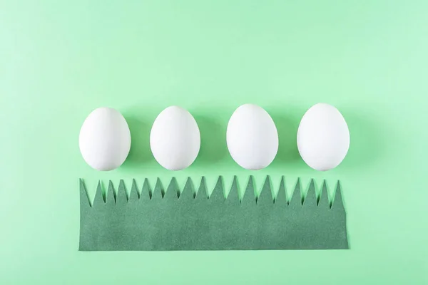 Bonito Engraçado Composição Criativa Páscoa Com Grama Papel Verde Ovos — Fotografia de Stock