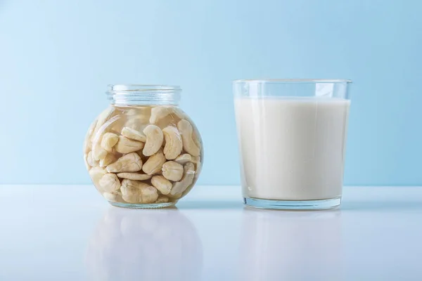 Process Soaking Cashew Nuts Water Activate Glass Vegetable Milk Home — Fotografia de Stock