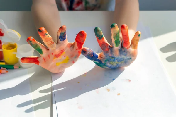 Palmen Die Mit Bunten Farben Auf Kinderhände Gemalt Wurden Childs — Stockfoto