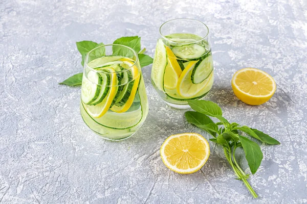 Bebida Fresca Água Desintoxicação Com Pepino Limão Dois Copos Limonada — Fotografia de Stock