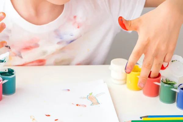 Kind Taucht Seine Finger Farbgläser Gouache Palmen Die Mit Bunten — Stockfoto