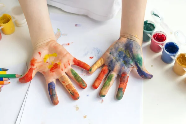 Palmen Die Mit Bunten Farben Auf Kinderhände Gemalt Wurden Childs — Stockfoto