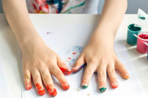 Palmen Die Mit Bunten Farben Auf Kinderhände Gemalt Wurden Childs — Stockfoto