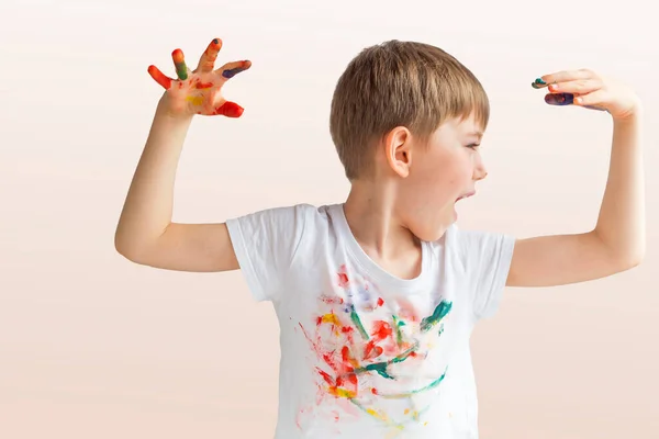 Retrato Alegre Menino Pré Escolar Bonito Anos Com Mãos Pintadas — Fotografia de Stock