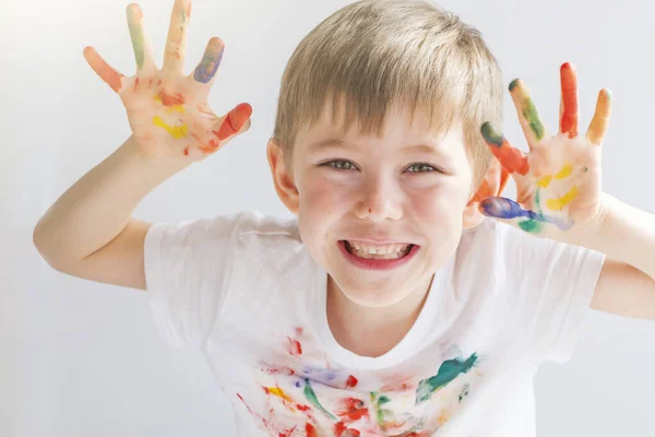 Porträtt Glad Söt Förskolebarn Liten Pojke Med Färgglada Målade Händer — Stockfoto