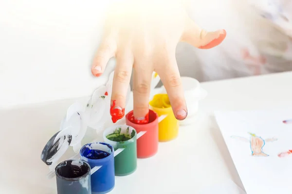 Kind Taucht Seine Finger Farbgläser Gouache Palmen Die Mit Bunten — Stockfoto