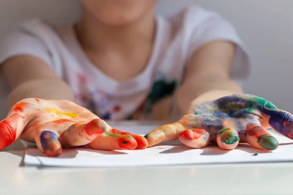 Palmen Die Mit Bunten Farben Auf Kinderhände Gemalt Wurden Childs — Stockfoto