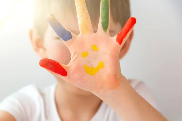 Porträtt Glad Söt Förskolebarn Liten Pojke Med Färgglada Målade Händer — Stockfoto