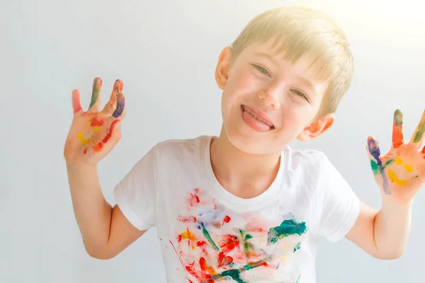 Porträtt Glad Söt Förskolebarn Liten Pojke Med Färgglada Målade Händer — Stockfoto