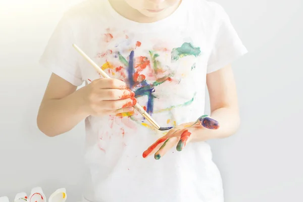 Glada Söta Förskolebarn Med Färgglada Målade Händer Grabben Målade Shirt — Stockfoto