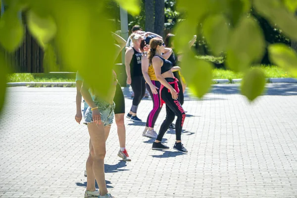 Jekaterinburg Russland 2021 Gruppe Von Frauen Die Stadtpark Zumba Tanzen — Stockfoto