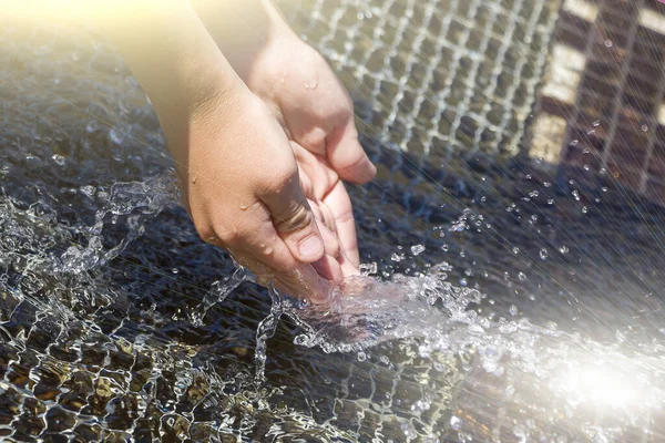 아이들은 물줄기를 튀겼습니다 환경의 여름철의 날씨에는 생태학적으로 — 스톡 사진