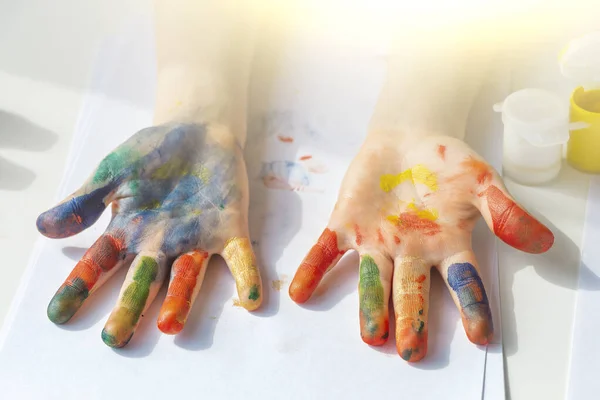 Palmen Die Mit Bunten Farben Auf Kinderhände Gemalt Wurden Childs — Stockfoto