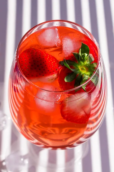 Kühlendes Erdbeer Sangria Mit Sekt Erdbeere Eiswürfeln Sektglas Erfrischender Alkoholischer — Stockfoto