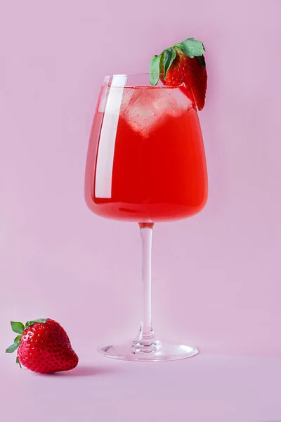 Cooling Strawberry Sangria Sparkling Wine Strawberry Ice Cubes Champagne Glass — Stock Photo, Image