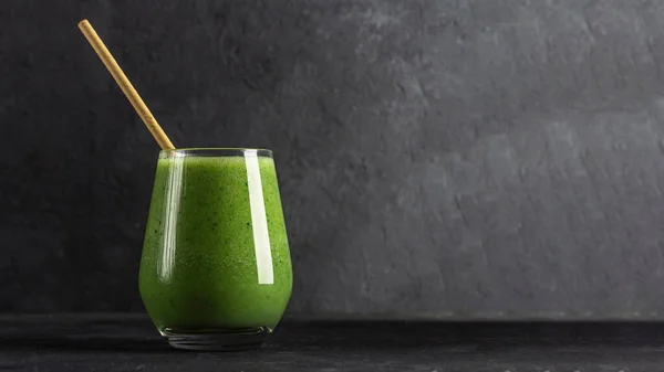 Vidro Com Smoothie Verde Espinafre Maçã Pepino Chave Lei Escura — Fotografia de Stock