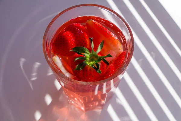 Natureza Morta Com Copo Morango Refrigerante Sangria Com Vinho Espumante — Fotografia de Stock