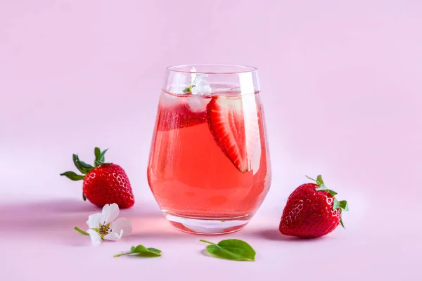 Bodegón Con Vaso Fresa Refrescante Sangria Con Vino Espumoso Fresa —  Fotos de Stock