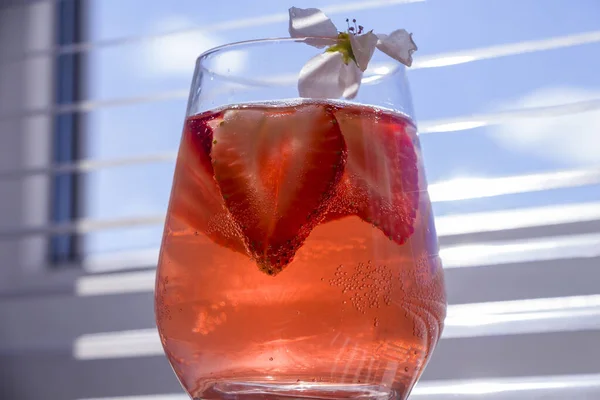 Stillleben Mit Einem Glas Kühlendem Erdbeer Sangria Mit Sekt Erdbeere — Stockfoto