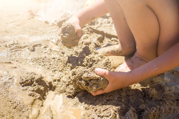 Barfota Unge Leker Med Våt Sand Liten Pojke Knådar Och — Stockfoto