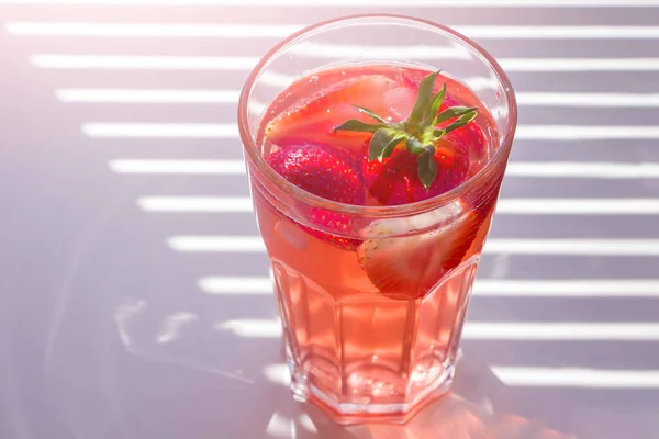 Stillleben Mit Einem Glas Kühlendem Erdbeer Sangria Mit Sekt Erdbeere — Stockfoto