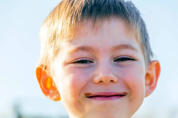 Porträtt Glad Barn Pojke Med Mustasch Från Kakao — Stockfoto