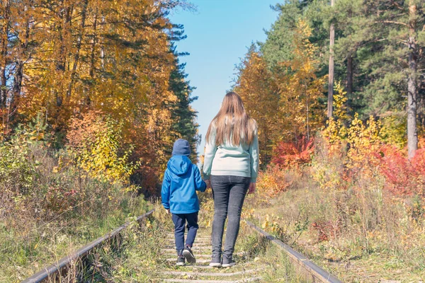 Mamma Och Son Vandrar Övergiven Järnväg Solig Höstdag Bakåt Livsstil — Stockfoto