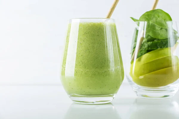 Vidro Com Smoothie Verde Vidro Com Ingredientes Espinafre Maçã Pepino — Fotografia de Stock