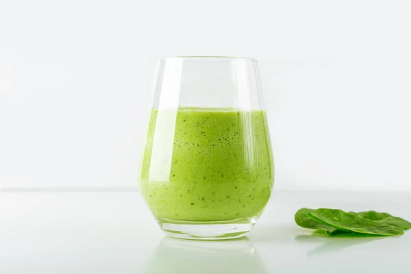 Πράσινο Smoothie Από Σπανάκι Μήλο Αγγούρι Και Γάλα Σόγιας Ποτήρι — Φωτογραφία Αρχείου