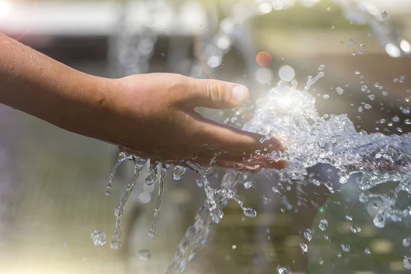 子供たちの手とストリーム きれいな純水のスプラッシュ 世界環境デーのコンセプト 夏の暑さの中で生態系の水をリフレッシュ晴れた日 — ストック写真