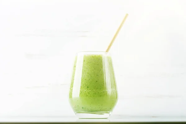 Batido Verde Espinacas Manzana Pepino Leche Soja Vaso Sobre Fondo — Foto de Stock