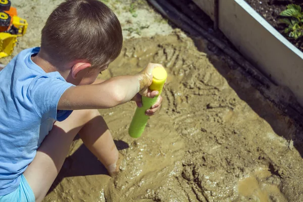 Barfota Unge Leker Med Våt Sand Och Vattenpistol Liten Pojke — Stockfoto