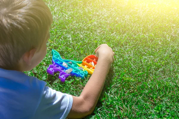 Barn Pojke Leka Med Pop Den Gräs Parken Sensorisk Utveckla — Stockfoto