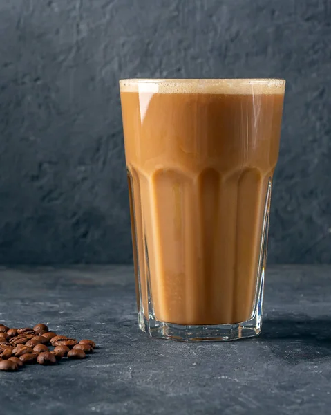 冰镇咖啡加薄荷和牛奶一大杯咖啡鸡尾酒 凉爽清凉的夏季饮料在黑暗的背景下在法律的关键 复制文本空间 — 图库照片