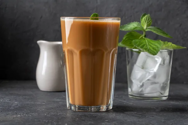 Eiskaffee Mit Minze Und Milch Großes Glas Kaffee Cocktail Und — Stockfoto